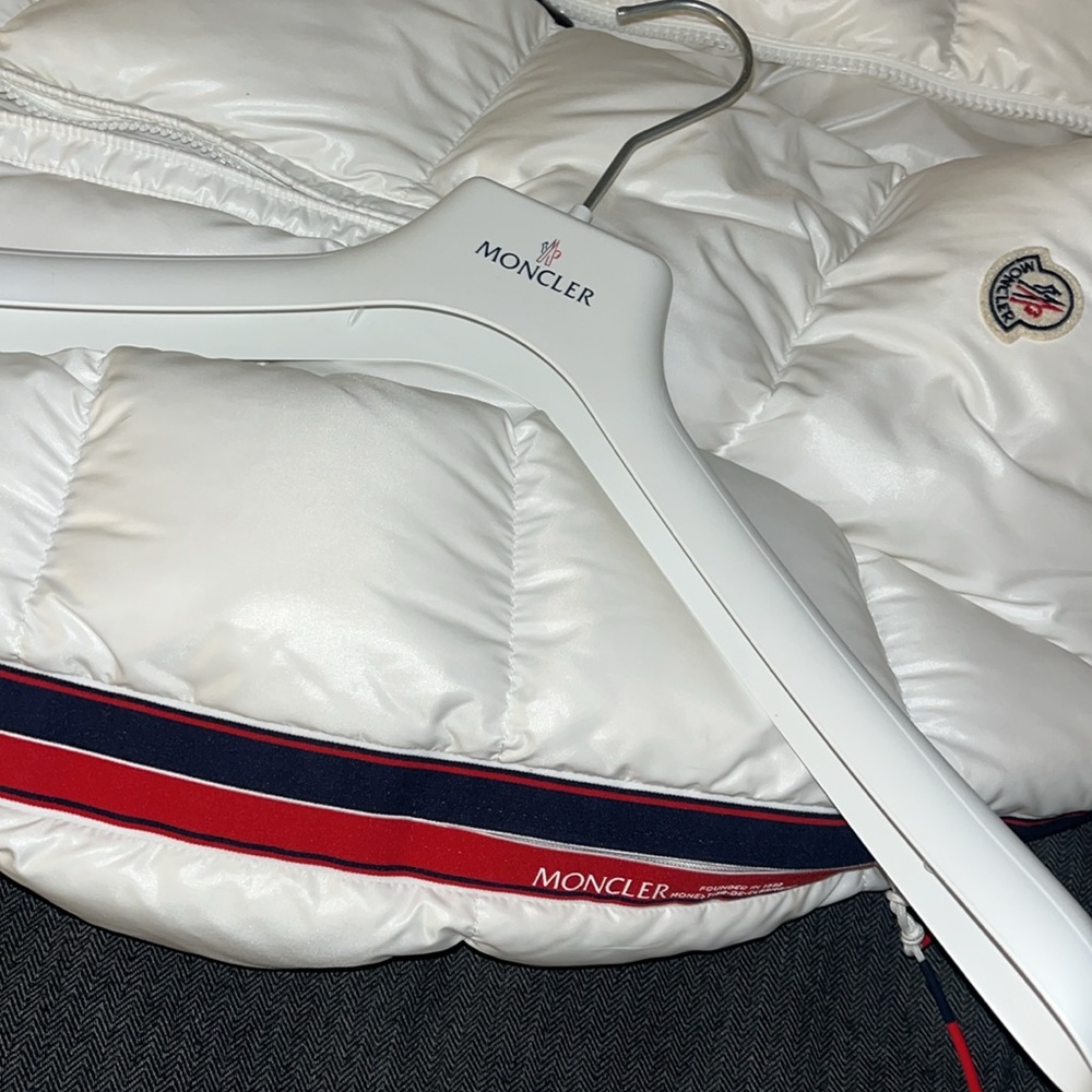 MONTCLER jacket all white. - Picture 4 of 8